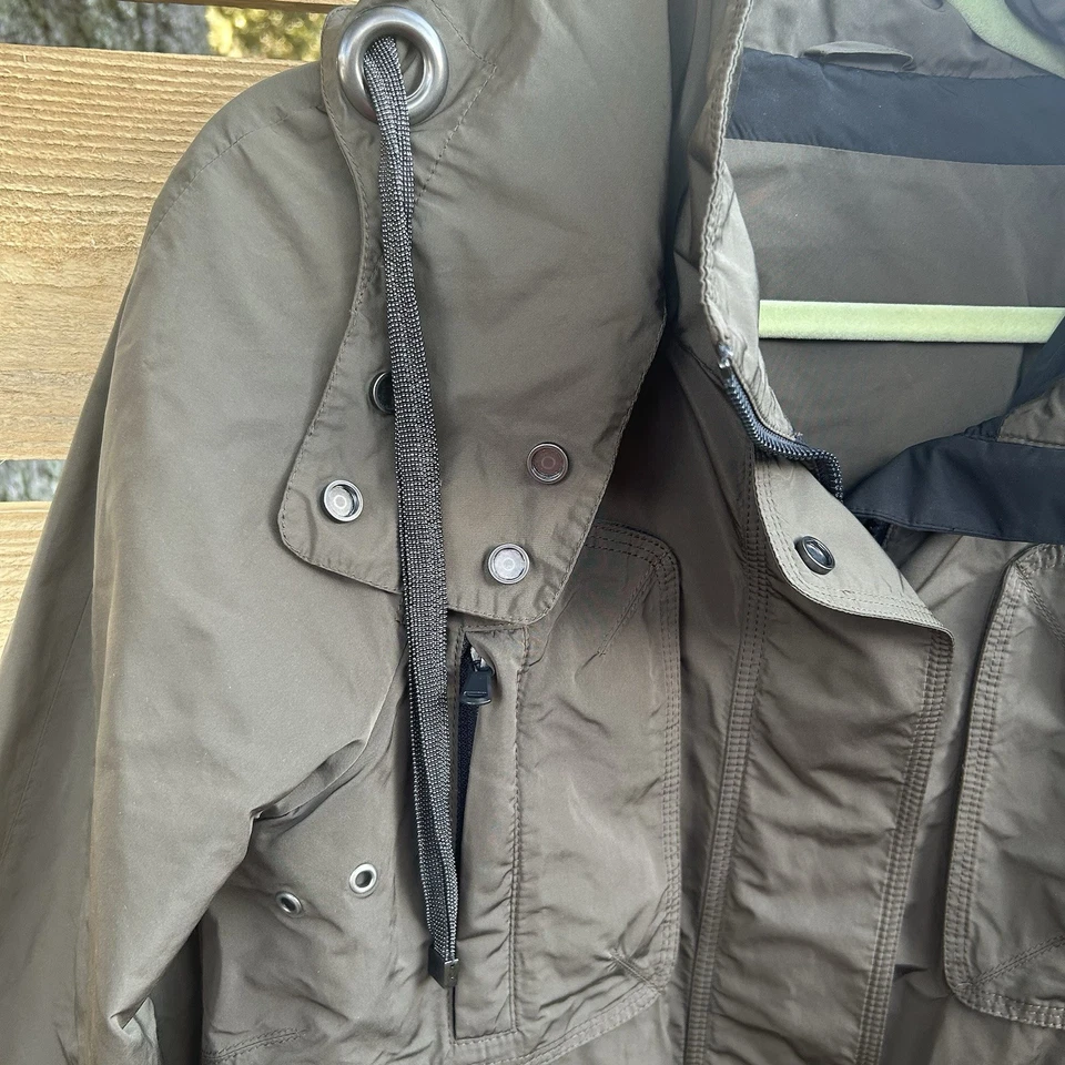 Parka utilitaria con capucha de nailon verde oliva Brunello Cucinelli - talla 40 ligera Foto 2 de 4