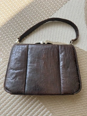 Sac à main femme cuir marron crocodile vintage année 60 / 70 fermoir métal. - Photo 1/4