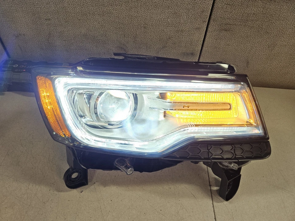 MINT! 2014-2015 Jeep Grand Cherokee RH Passenger HID Non-AFS Headlight Assembly - Image 2 of 4