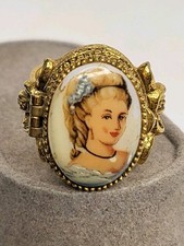 Anillo de retrato vintage porta píldoras veneno dama victoriana tono dorado ajustable