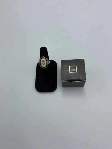 VTG Avon Porcelain Rose Ring Size 7 Gold Tone Floral Oval Cutout Design Vintage