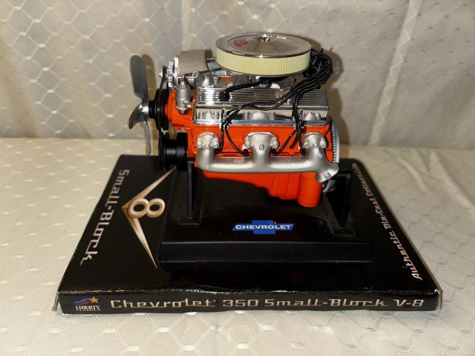 Chevrolet 350 V-8 bloque pequeño motor 1:6 naranja 84021 Liberty Classic nuevo en caja Foto 2 de 4