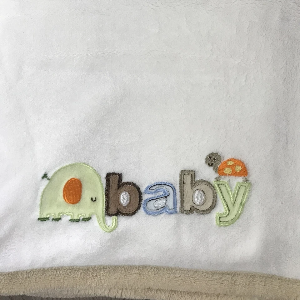 Manta de felpa “bebé” blanca con ribete marrón de solo un año usada en excelente estado Foto 2 de 4