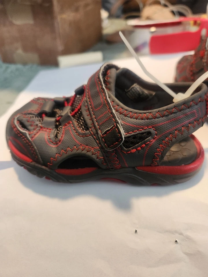 Zapatos deportivos para bebé Jumping Beans en gris con costuras rojas. Talla 5 Usado Bueno Foto 3 de 4