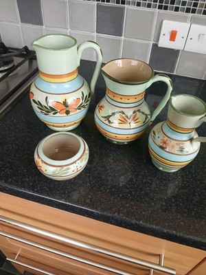 Vintage Keramik Krüge und Schale. Hellgrüngrün Blumen floral neutrale Glasur