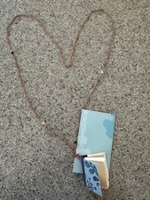 Collar 'rosa' 2011 hecho con cristales SWAROVSKI, mini libro hecho a mano firmado a mano