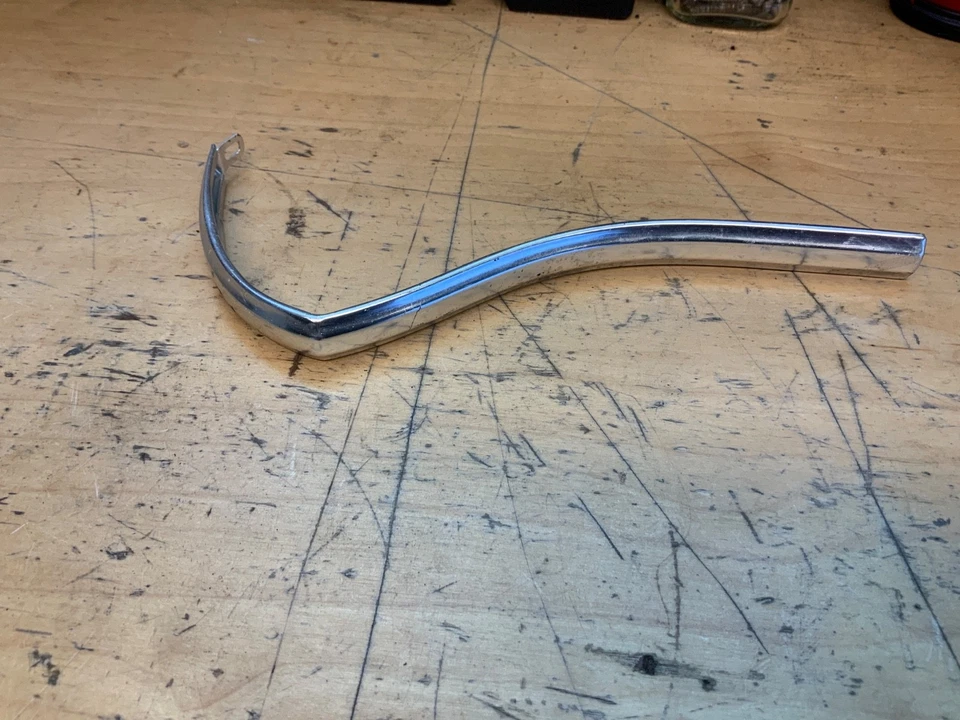 Chevrolet Impala 1965 esquina trasera cromo moldura lado del conductor Foto 4 de 4