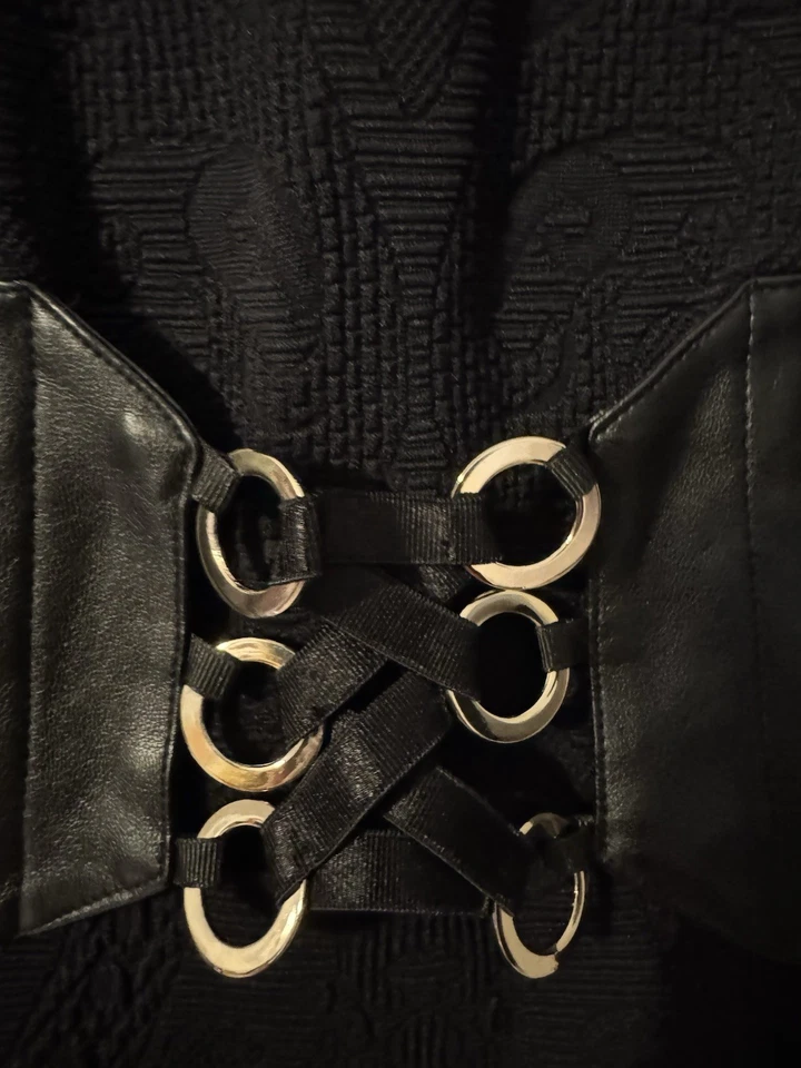 Vestido Corsé Vaina Bebe S Pequeño Negro Vegano Cuero Borde Cinturón NUEVO Foto 3 de 4