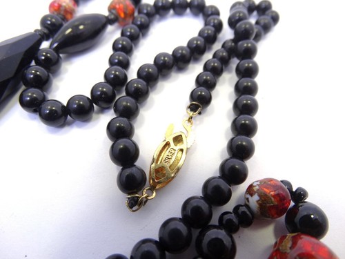 Collar vintage dorado escamas rojas de cerámica y cuentas graduadas de ónix negro facetado de 34 - Imagen 6 de 7