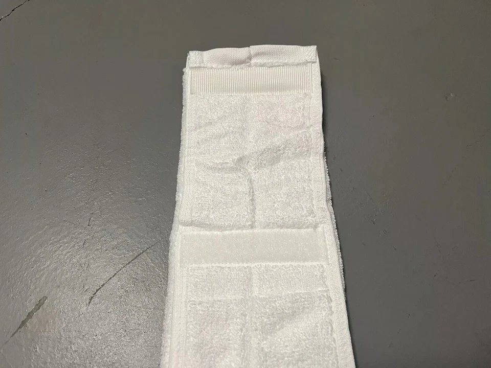 Выпущенное командой Ole Miss Rebels эксклюзивное игровое полотенце для белого игрока футбол - Изображение 4 из 4