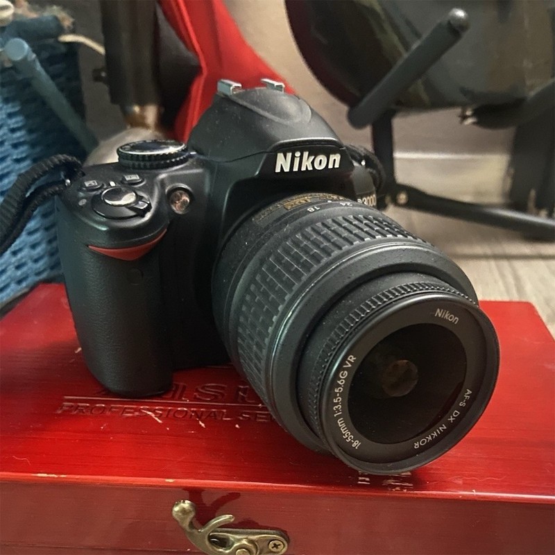 Nikon D3000 DSLR Camera Bundle w/ AF-S 18-55mm Lens & SB-700 Flash
