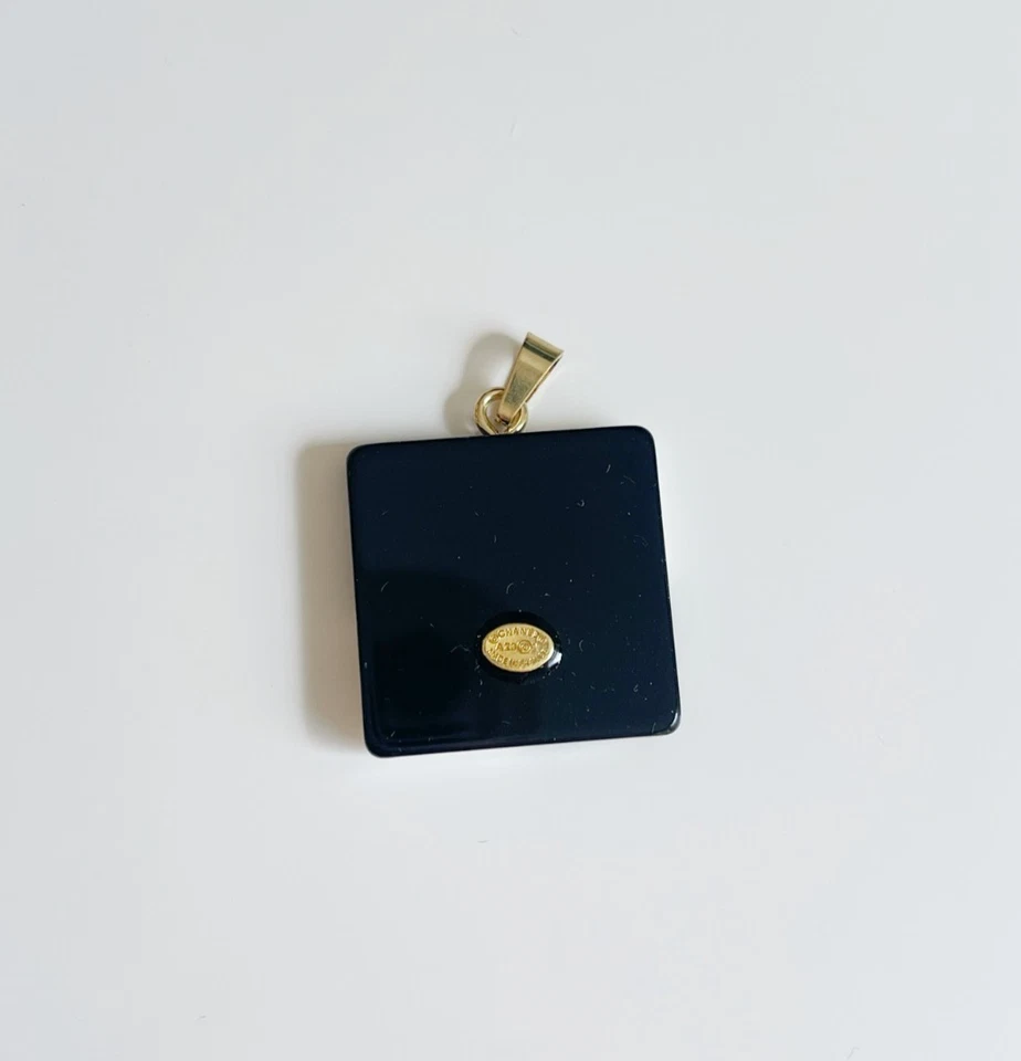 Chanel CC Cuadrado Blanco y Negro Colgante Dije | 1 pieza Foto 2 de 2