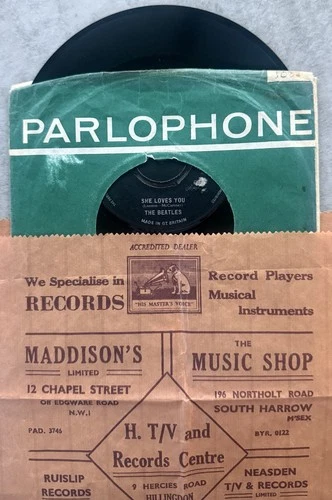 The Beatles -She Loves You 2nd UK PRESS 7" -Strong VG+/NM vinyl +REAL 60s BAG UK