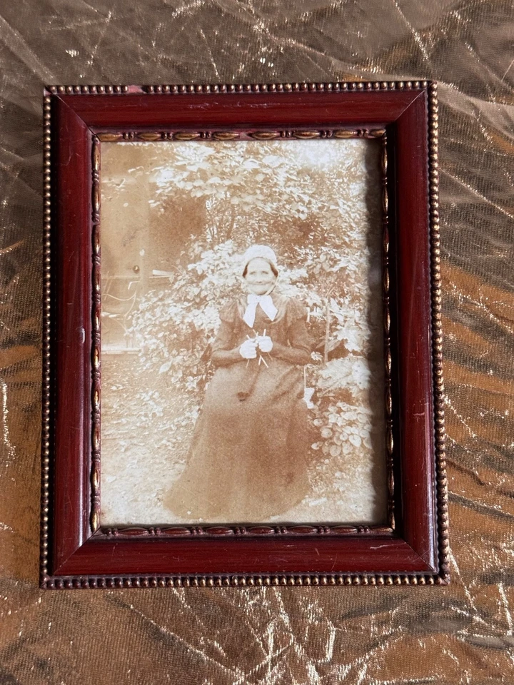 Altes Foto strickende Großmutter Oma gerahmt H.F. Babel Kiel um 1900 - Bild 1 von 4