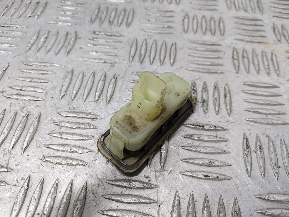 RENAULT CLIO DYNAMIQUE 16V 5DR HATCHBACK 2011 TAILGATE BUTTON BLACK NV676 - Image 3 of 3