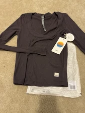 Vuori Women's Long Sleeve Pose Scoop Tee size S Sangria color