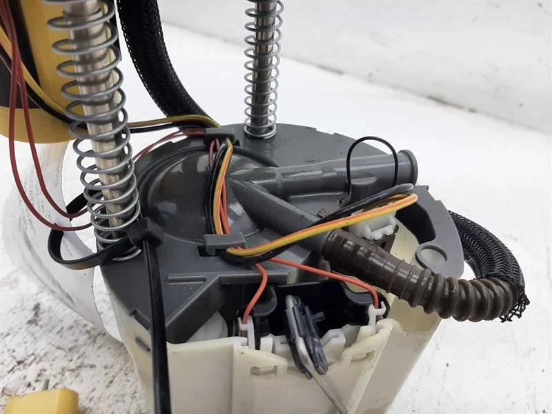 Bomba de combustible VIN J 11º dígito limitada montada en tanque 11-17 GMC Acadia 22957143 Foto 3 de 4