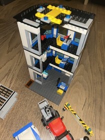 LEGO CITY: Police Station (60141)