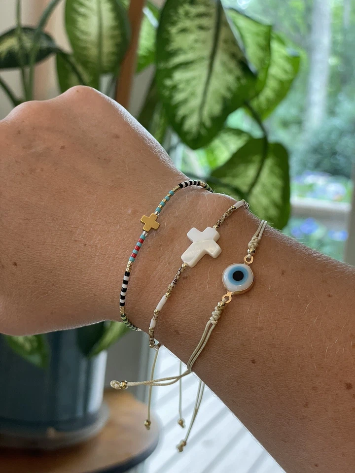 Pulsera Cristiana Ajustable Madreperla Cruz Cuentas - Blanco/Marrón/Dorado Foto 4 de 4