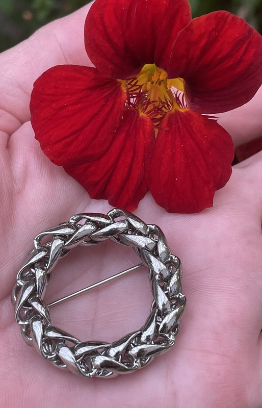 Vintage Silver Tone Braided Twisted Rope Circle Brooch Pin Jewelry