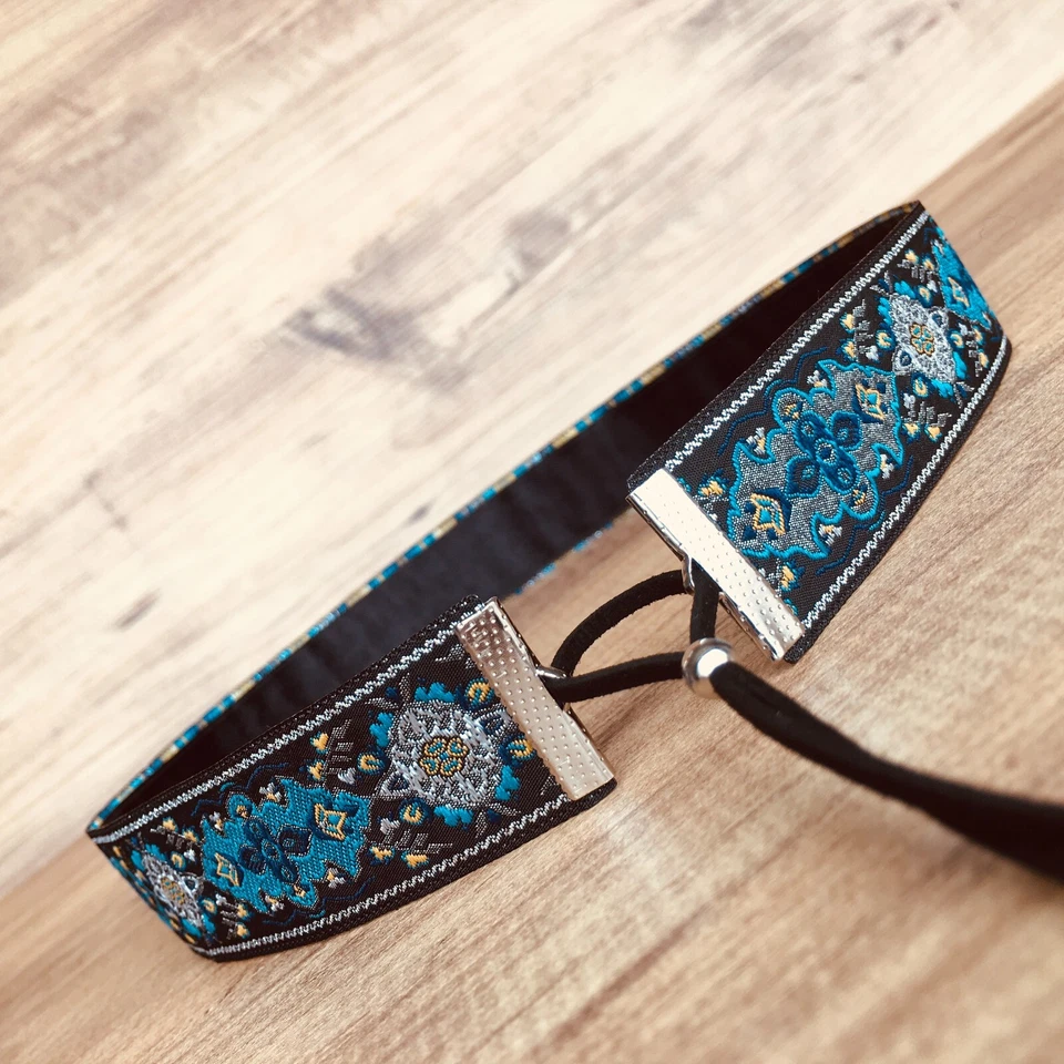 Banda de sombrero de vaquero estilo occidental para sombreros Fedora en color azul negro y plateado. Foto 4 de 4