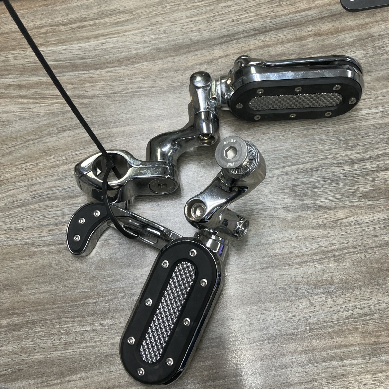 Kuryakyn - Heavy Industries Switchblade Footpegs Chrome