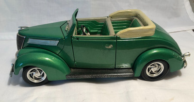 Miniature Road Signature 1/18 - 1937 Ford Convertible - Vert Métal - Diecast