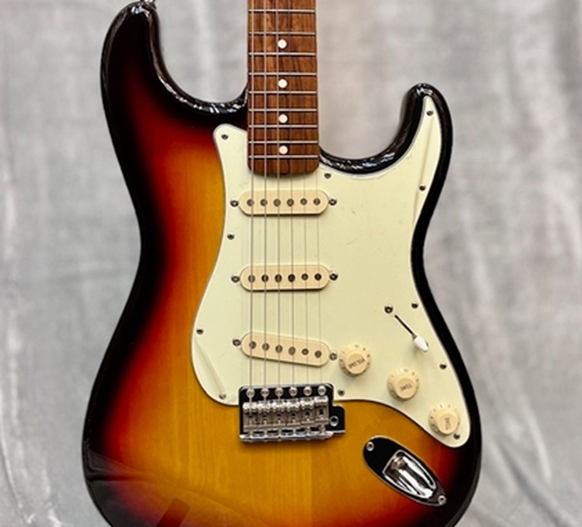 Fender Japan ST62 Used Basswood body 3 Tone Sunburst w/Soft Fender Japan ST62 Used Basswood body 3 Tone Sunburst w/Soft