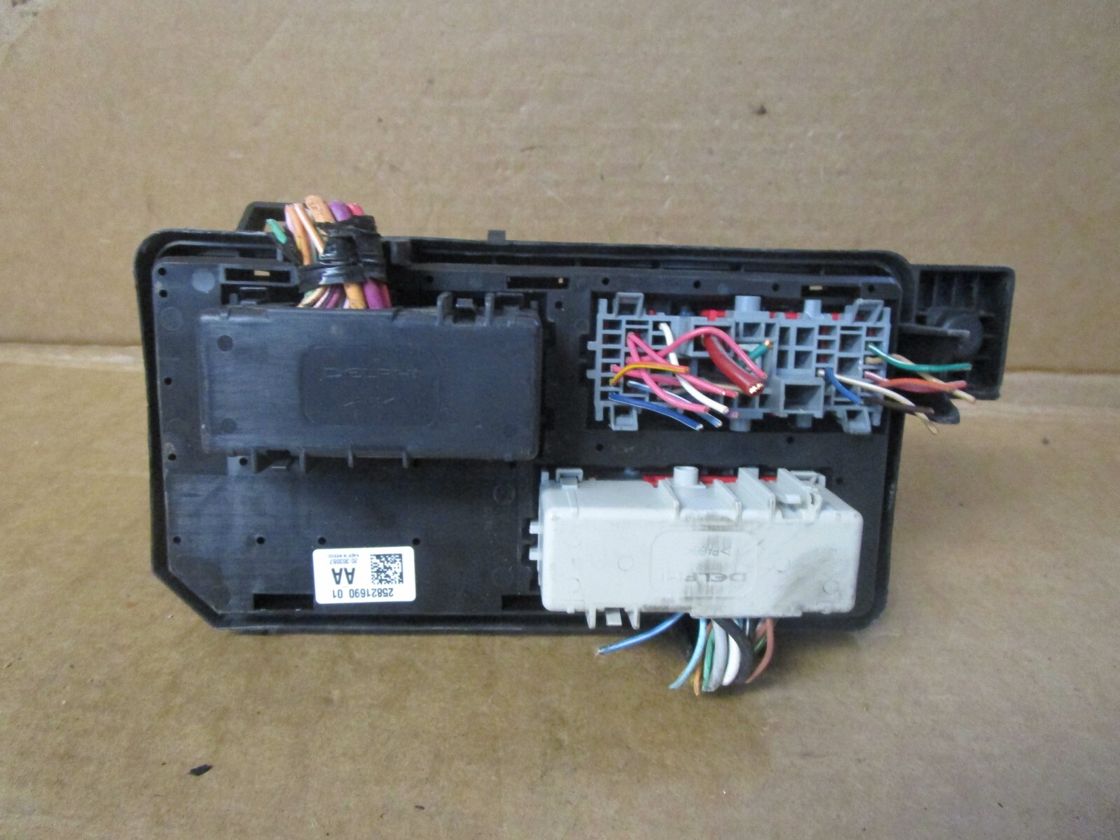 08 2008 Cadillac DTS Engine Fuse Box Relay Junction Block Panel