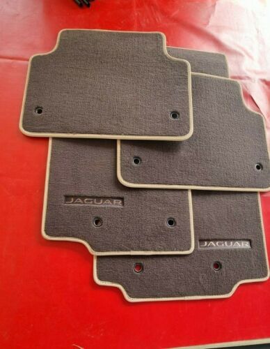 Tapis de sol en caoutchouc compatible avec Jeep Avenger Code 50290867