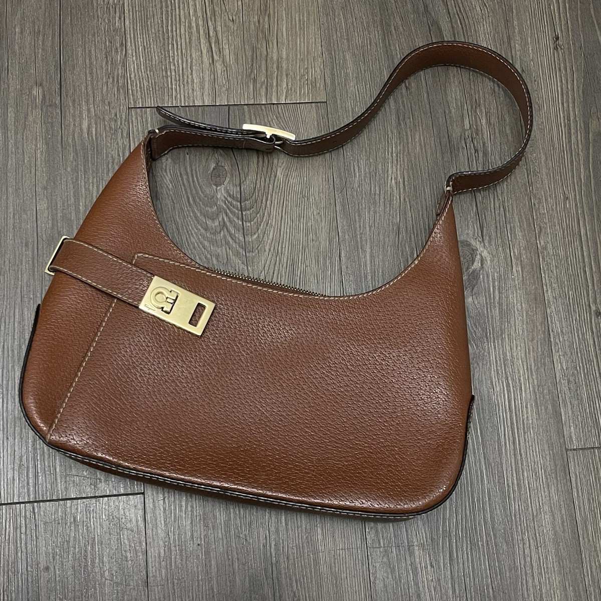 バッグ Ferragamo Gancini Leather Bag Ferragamo Gancini flip-lock Leather Bag | Black | FARFETCH