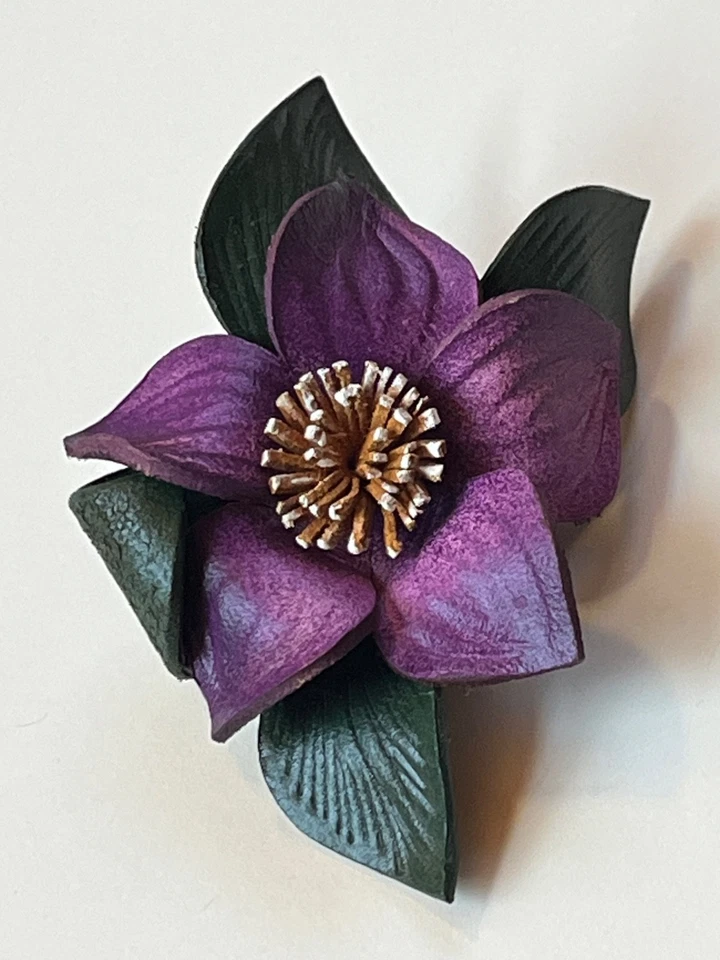 Broche prendedor vintage hecho a mano de cuero púrpura profundo madera flor violeta - 2,75 x Foto 2 de 4