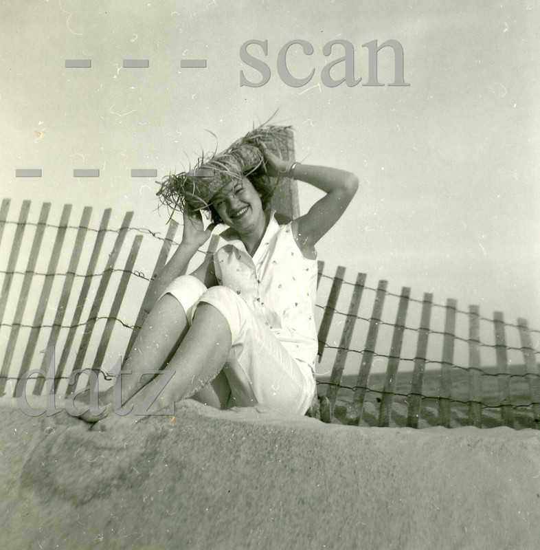 1950s Photo-sexy brunette pinup girl-cheesecake t814825