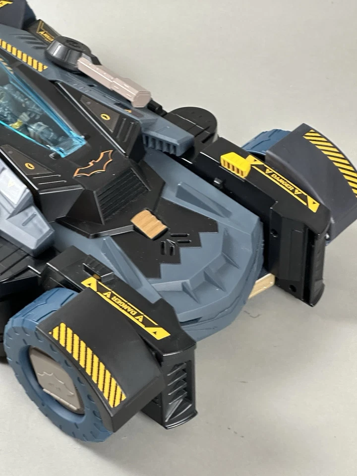 DC Comics Batman Ultimate Transforming Batimóvil to BatCave Luces Sonido 16” Foto 2 de 4