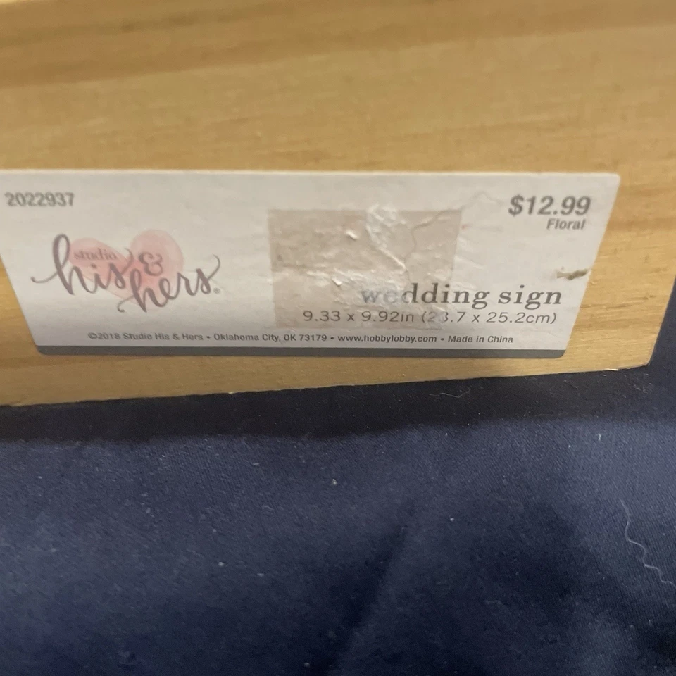 Letrero de boda de él y ella dice compartir el amor #yourhashtag aquí Foto 4 de 4