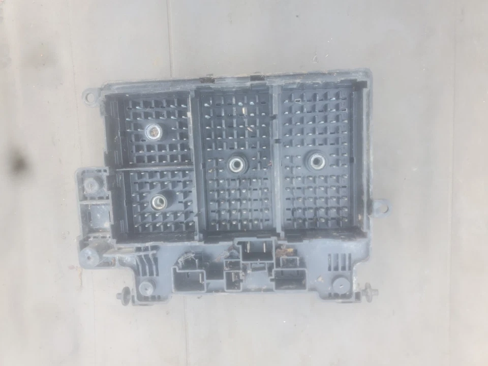 GMC 1999 2000 2001 2002 Sierra Silverado Tahoe Yukon Fuse Box Engine Bay  OEM - Image 2 of 3