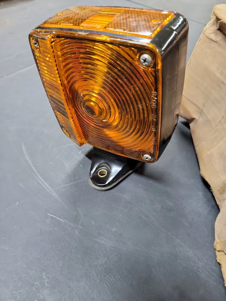 NOS GM 73 75 77 78 雪佛兰 GMC 中号 DUTY Parking Marker 灯 ASM 农场支架床 — 第 2/4 张图片