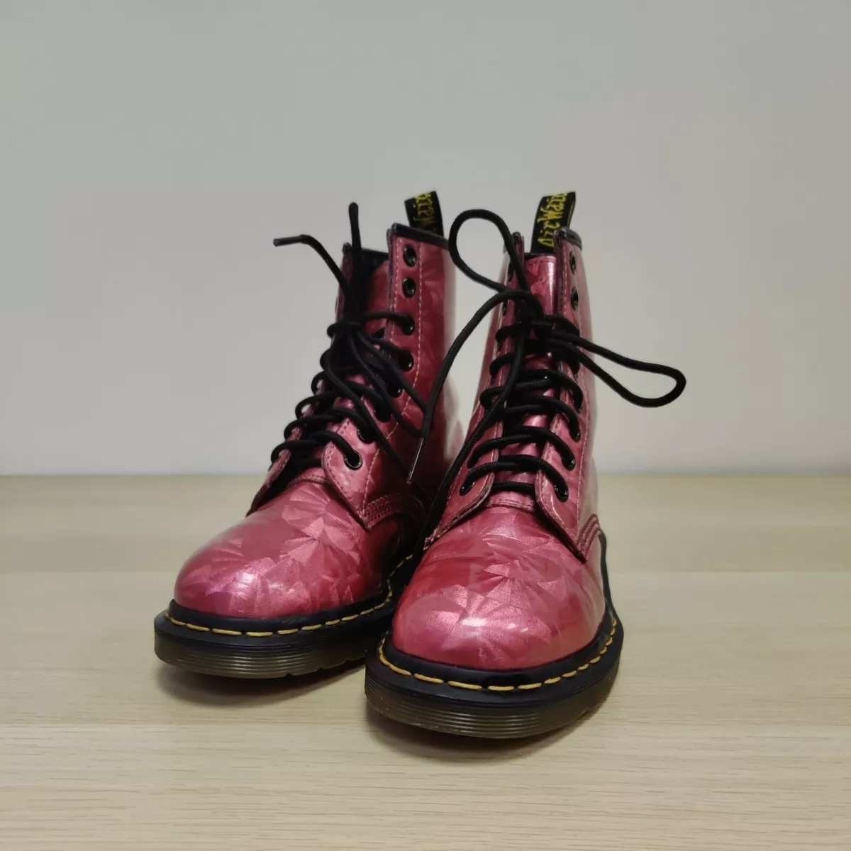 Dr martens pink shop holographic