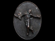 KH13146 VINTAGE 1970s  TENNIS PLAYER  CARVED RELIEF BRASSTONE BELT BUCKLE