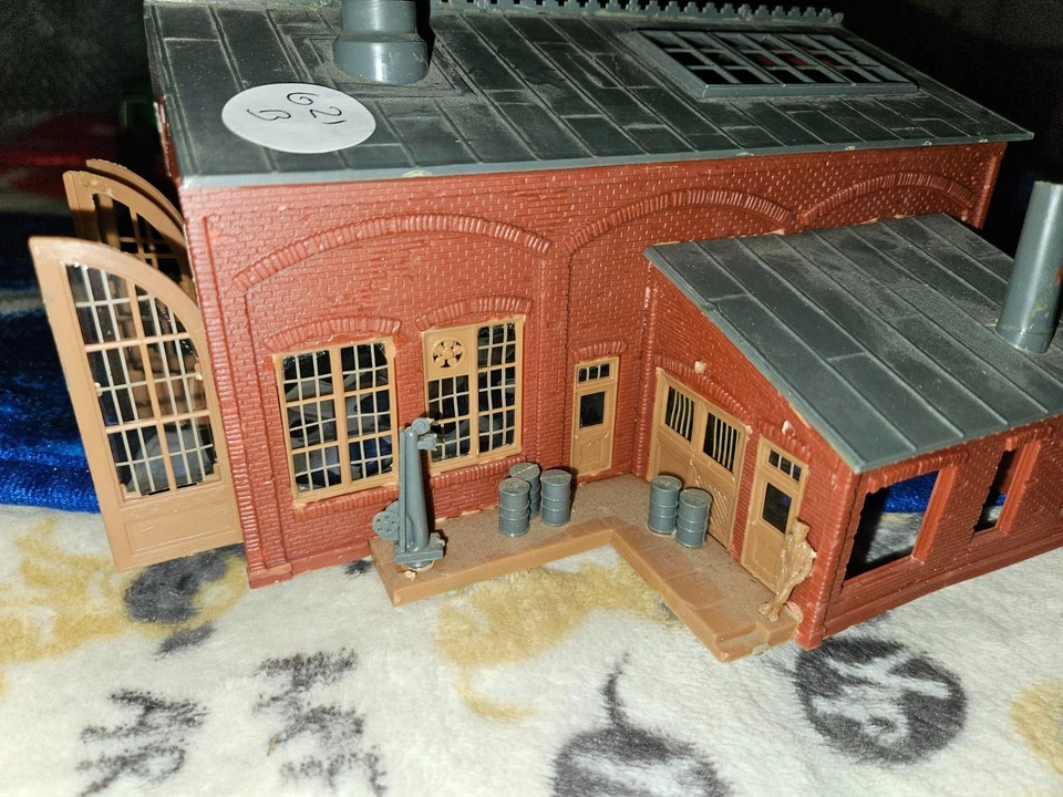 HO SCALE, 2 STALL ENGINE REPAIR SHED, MISSING ONE DOOR, SEE PHOTOS (inv 621B) - Image 2 of 4