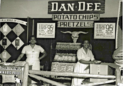 Vintage 50s Teenie Harris Photo~Dan-Dee Potato Chips Pretzels Booth~1 Woman ID'd