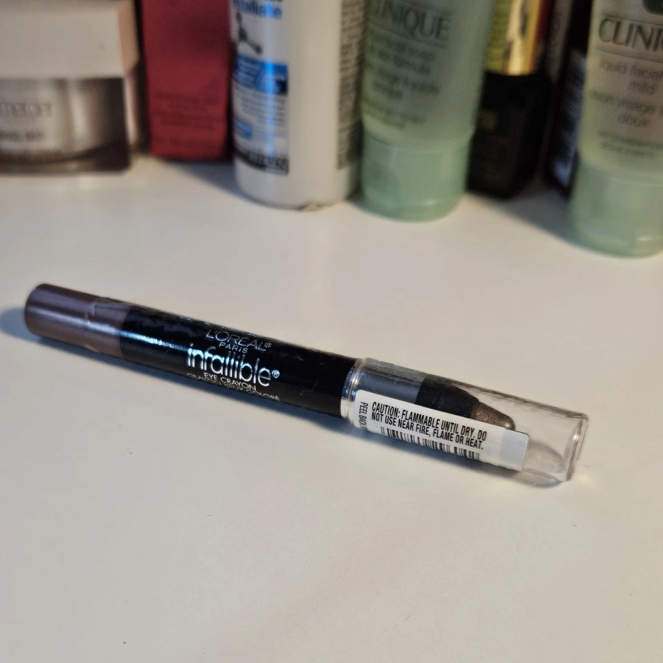 L'Oreal Infallible Eye Shadow Crayon 702 IMPRESSIVE BROWN 0.10oz - Image 2 of 3