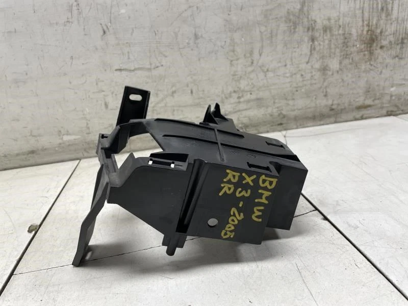 BMW X3 E83 2005 montaje del cinturón de seguridad del lado del pasajero trasero derecho OEM+ Foto 3 de 4