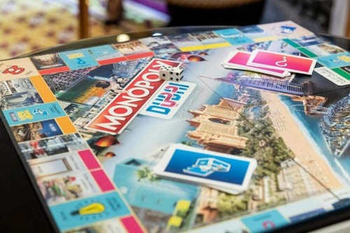 Monopoly Dubai Official Edition Board Game Hasbro Winning Moves Christmas Gift - Picture 4 of 5