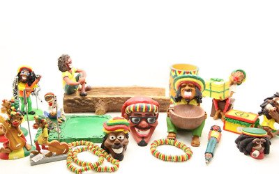Konvolut 16 Figuren, Aschenbecher, Armbänder und verschiedene Gegenstände Thema ''Reggae'' - NEU
