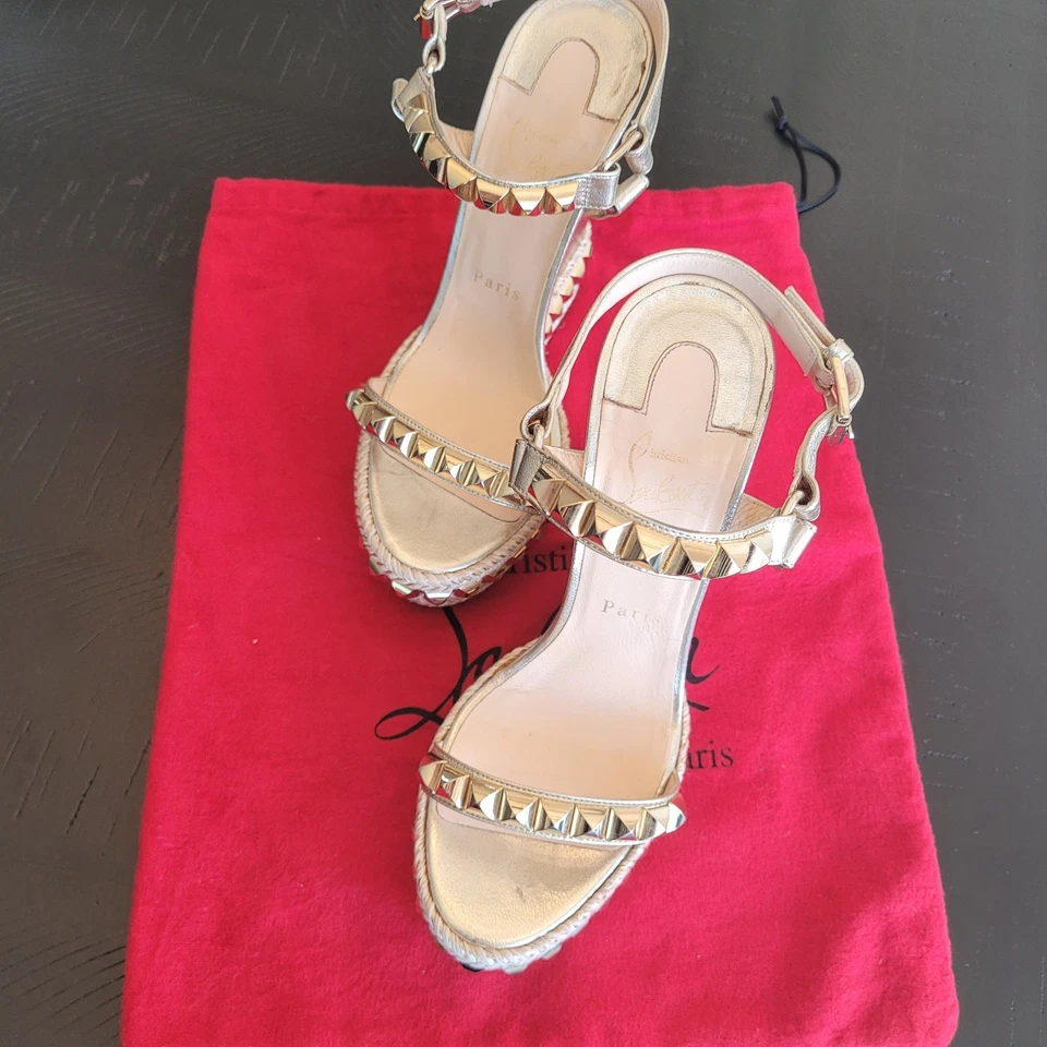 Sandalia de cuña Christian Louboutin con tachuelas EU 37/Us talla 7 Foto 2 de 4