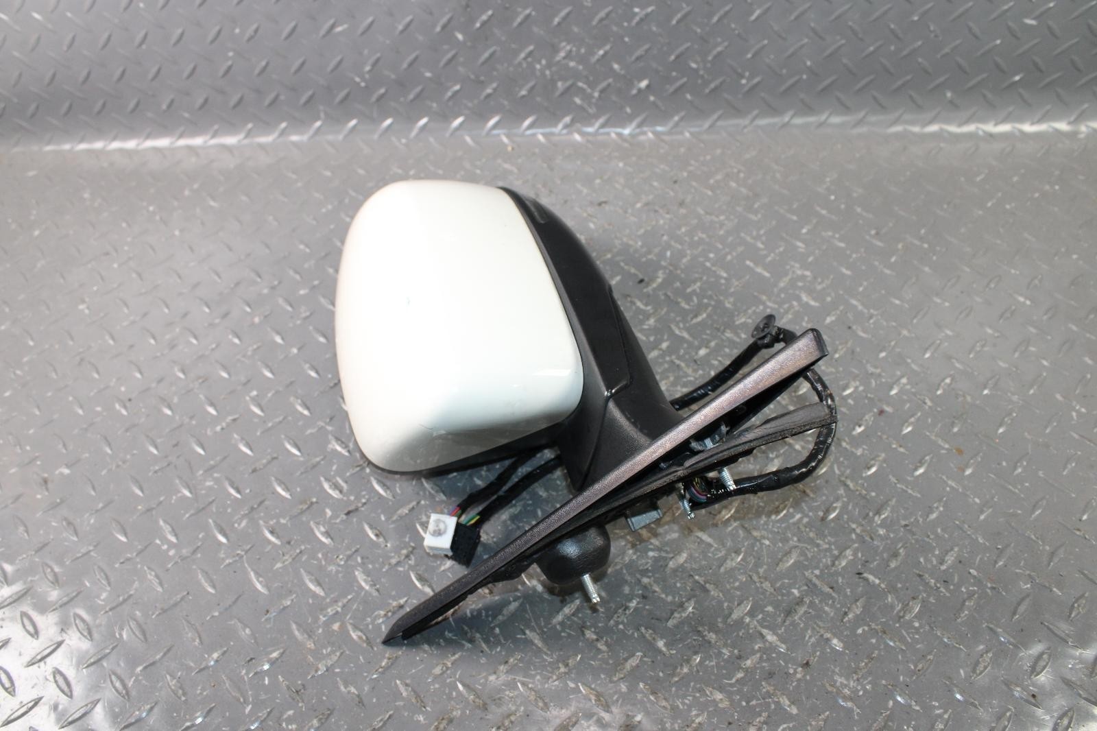 Maserati Ghibli 2014-2017 Left Side view mirror housing White