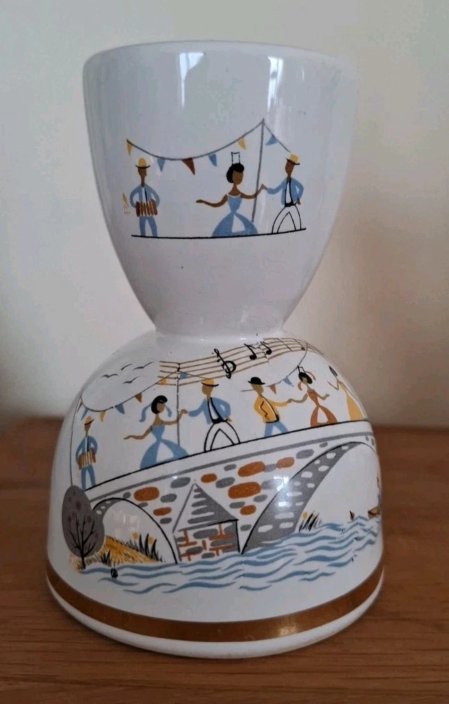 COQUETIER ANCIEN EN bois sculté et joliment décoré de Chambéry et signé