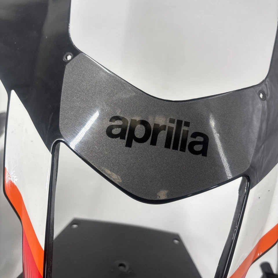 Carenado delantero Aprilia RSV 03-04 cono nariz negro fabricante de equipos originales en muy buena condición Foto 4 de 4