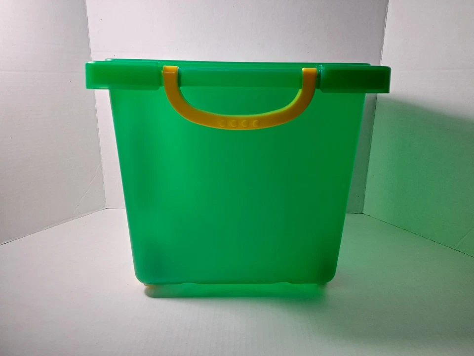 Estuche de almacenamiento LEGO 2012 verde rodante 4 ruedas diseño de cara guiñante buen estado Foto 2 de 4